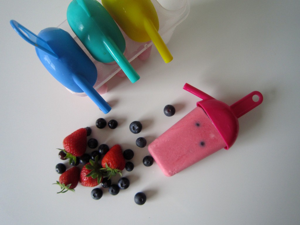 Yoghurt smoothie ice lollie