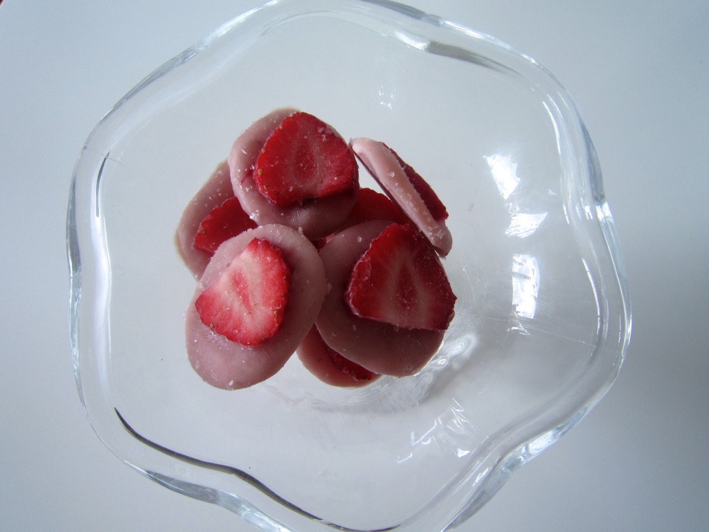 Yoghurt drops with strawberries