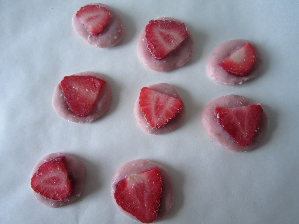 Yoghurt drops with strawberries