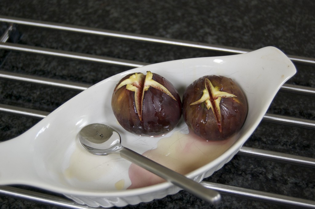 Baked figs with yoghurt