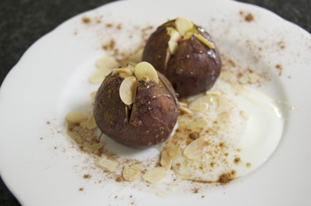 Baked figs with yoghurt