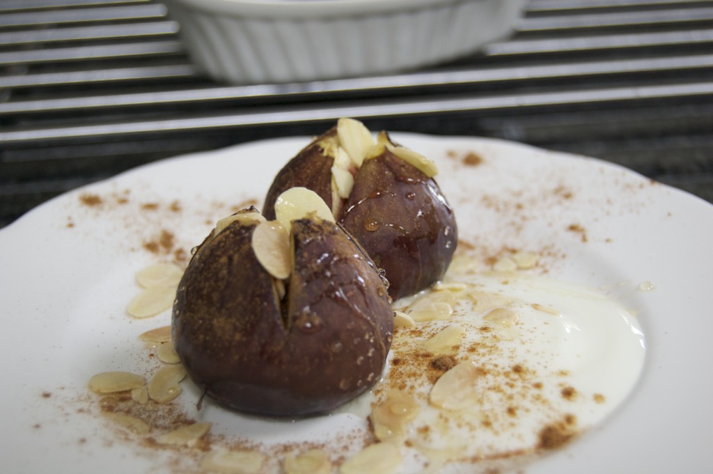 Baked figs with yoghurt