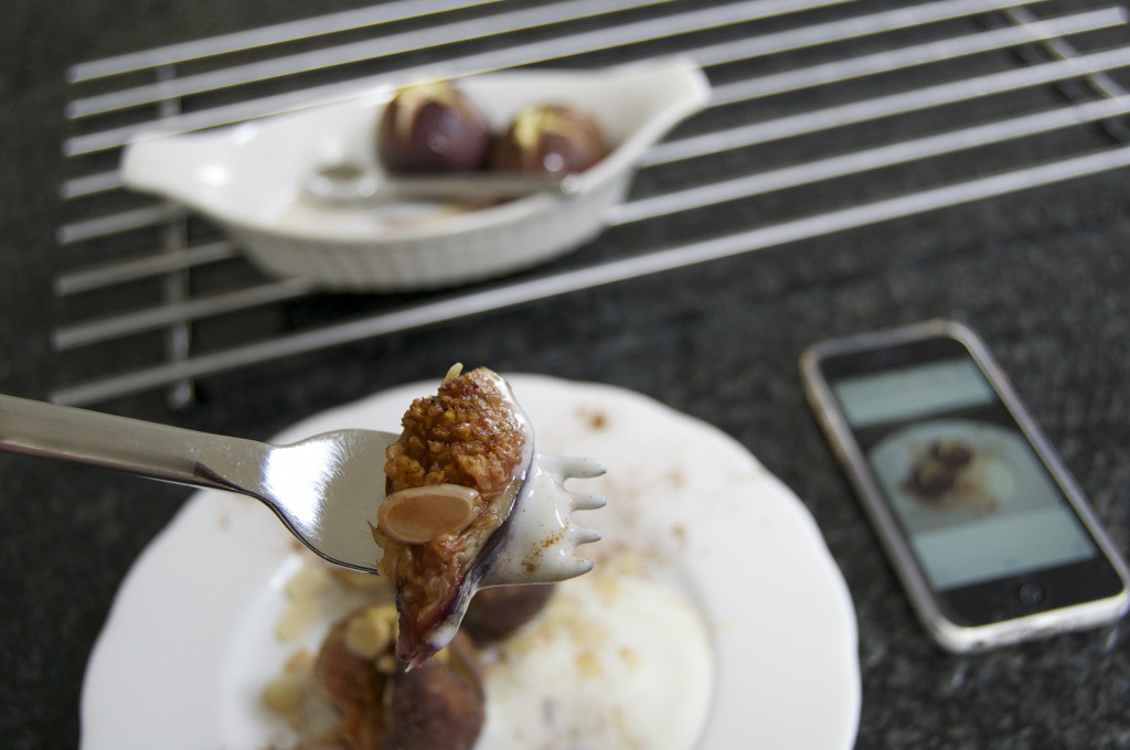 Baked figs with yoghurt